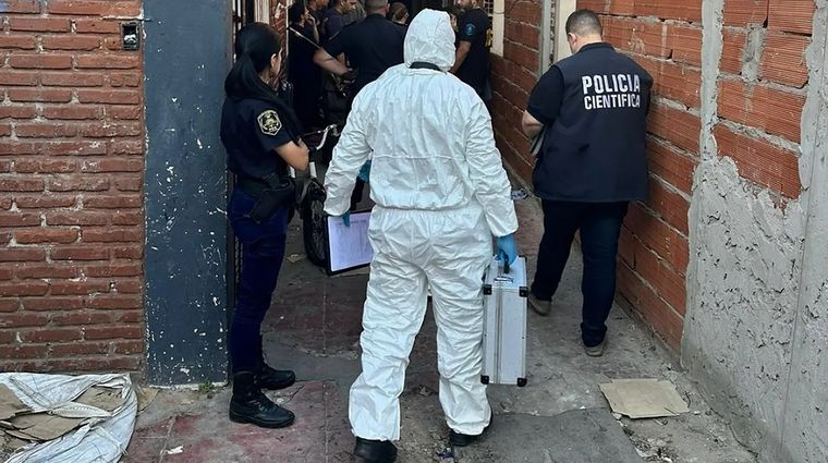 La niña fue hallada bajo una capa de cemento Foto: Vía Szeta