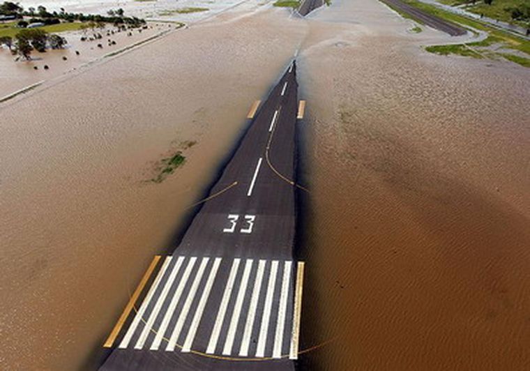 La autovía que va al aeropuerto de Rockhampton, al este de Queensland, inundada.
