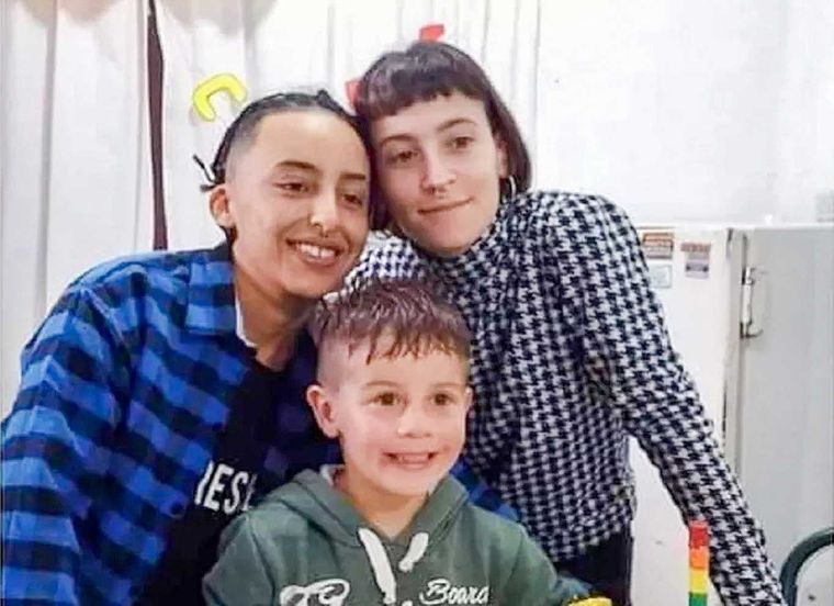 Páez y Espósito Valenti junto a la víctima Foto: Noticias Argentinas