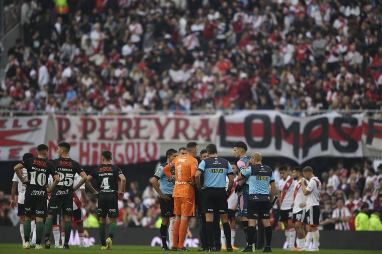 River y Defensa se suspendió por el fallecimiento de un hincha: el pedido de los fanáticos en el Monumental Foto: Télam