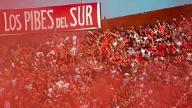 La hinchada de Independiente alienta a su equipo durante un partido frente a Lanús. La hinchada de Independiente alienta a su equipo durante un partido frente a Lanús.
