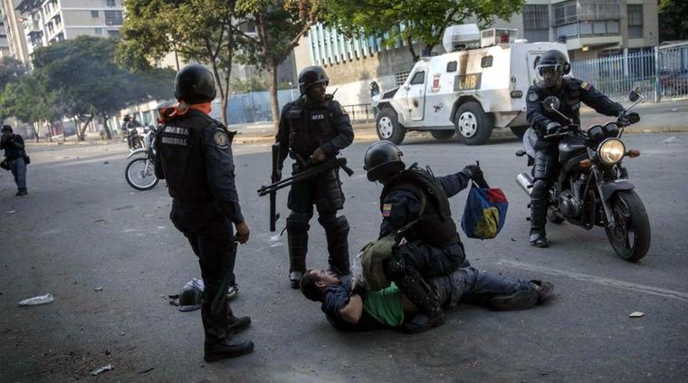 Detención de una persona por parte de la Policía Nacional Bolivariana. Foto: Hrw.org