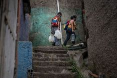 Algunos venezolanos ayudan a sus vecinos acercándoles agua para que se cumpla el aislamiento.
