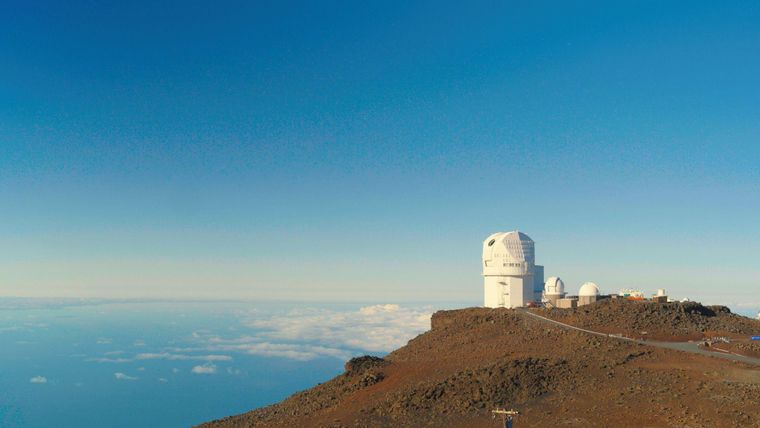 El telescopio solar Inouye, de la Fundación Nacional de Ciencias de EE.UU., se encuentra en un monte elevado, por encima de las nubes.