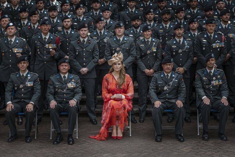 Amalia de Países Bajos reapareció con un vestido rojo.