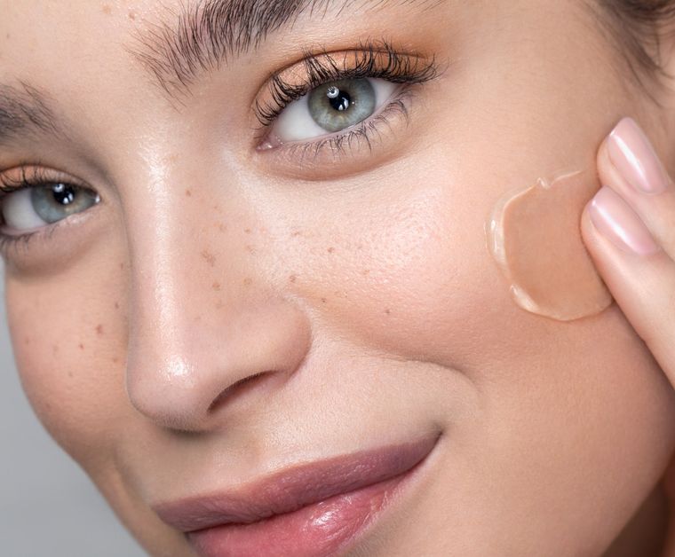 La base es el puntapié inicial para un buen maquillaje. ¿Ya sabes cuál es la correcta para ti? Foto: Vanity Fair