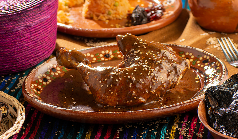 Existen registros hist&oacute;ricos que indican que la primera receta escrita de mole apareci&oacute; en conventos coloniales, donde las monjas combinaban ingredientes locales y europeos para crear una receta &uacute;nica que hoy es s&iacute;mbolo de