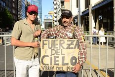 Los primeros militantes libertarios aguardan en las inmediaciones del Hotel Libertador.