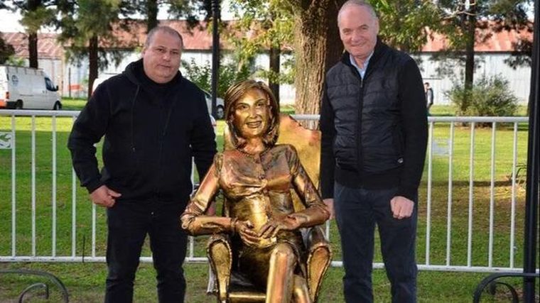 El escultor Daniel Melero posando con el intendente de Villa Cañas junto a la bizarra pieza que 'honra' la figura de Mirtha Legrand. El escultor Daniel Melero posando con el intendente de Villa Cañas junto a la bizarra pieza que 'honra' la figura de Mirtha Legrand.