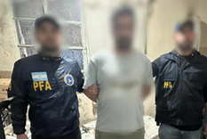 La Justicia ordenó un allanamiento en el domicilio del acusado, en la calle Garibaldi al 200 de la ciudad bonaerense de Azul. La Justicia ordenó un allanamiento en el domicilio del acusado, en la calle Garibaldi al 200 de la ciudad bonaerense de Azul.