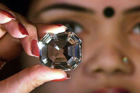 Una mujer sostiene una copia del diamante Koh-i-Noor. Una mujer sostiene una copia del diamante Koh-i-Noor.