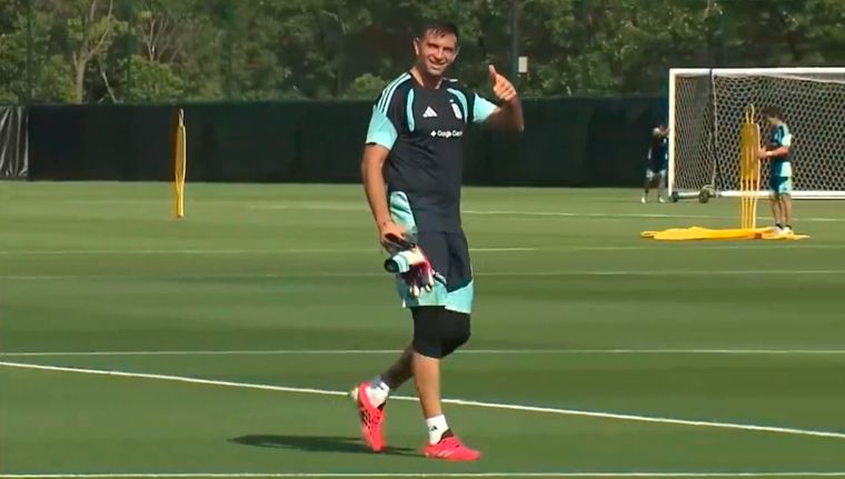 Dibu Martínez volvió a dar buenas señales a días del debut.