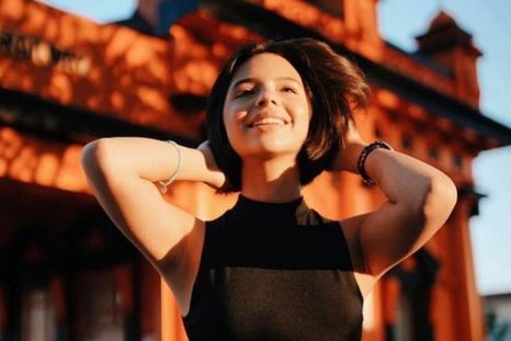 Ángela Aguilar luce los jeans con impronta y elegancia. Foto: Amico Hoops