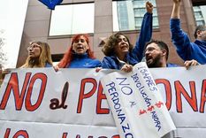 Trabajadores de la salud pública protestan frente a la sede de la Asociación de Isapres por la deuda que las aseguradoras mantienen con sus afiliados. Foto: GETTY IMAGES