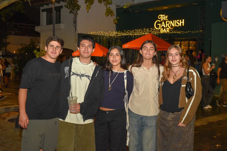 Juan, Giovanny, Fiona, Renata y Sofi disfrutaron en los dos escenarios. Juan, Giovanny, Fiona, Renata y Sofi disfrutaron en los dos escenarios.