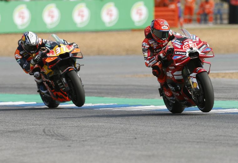 Pedro Acosta se impuso en Tailandia en una definición vibrante que se resolvió por decisión de Dirección de Carrera.