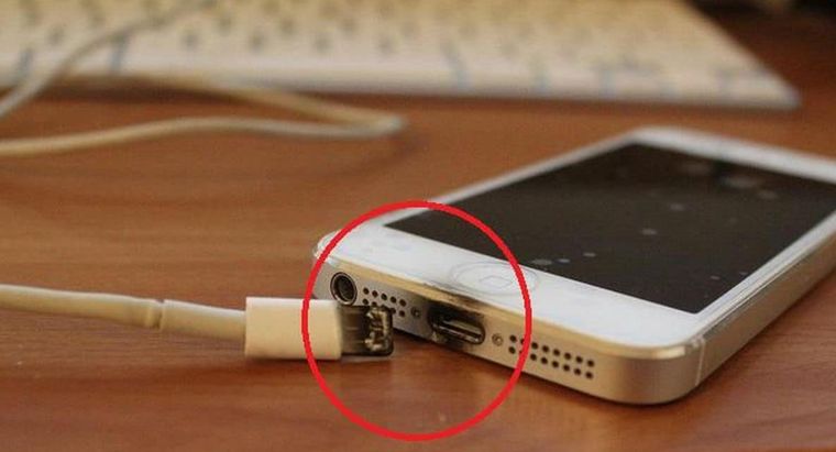 Dejar el teléfono conectado toda la noche es una práctica habitual, pero puede ser peligrosa. Dejar el teléfono conectado toda la noche es una práctica habitual, pero puede ser peligrosa.