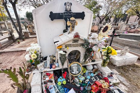 El sector mas viejo del cementerio custodia una historia de fe sucesos extraños. El sector mas viejo del cementerio custodia una historia de fe sucesos extraños.