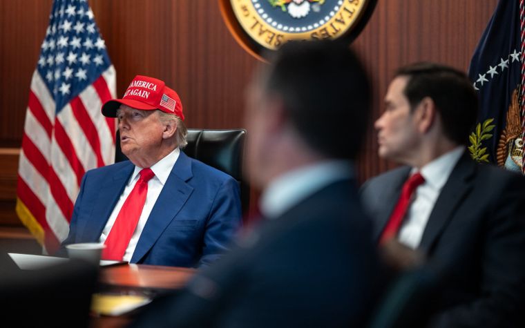 Donald Trump junto a su equipo, previo a lanzar los misiles hacía las bases iraníes