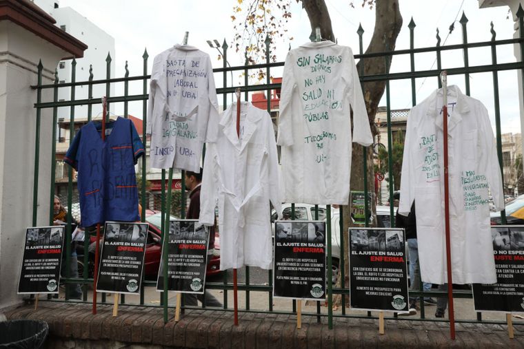 El Instituto Oncológico Roffo es uno de los hospitales dependientes de la Universidad de Buenos Aires, la cual convocó este jueves a un abrazo simbólico por la institución.