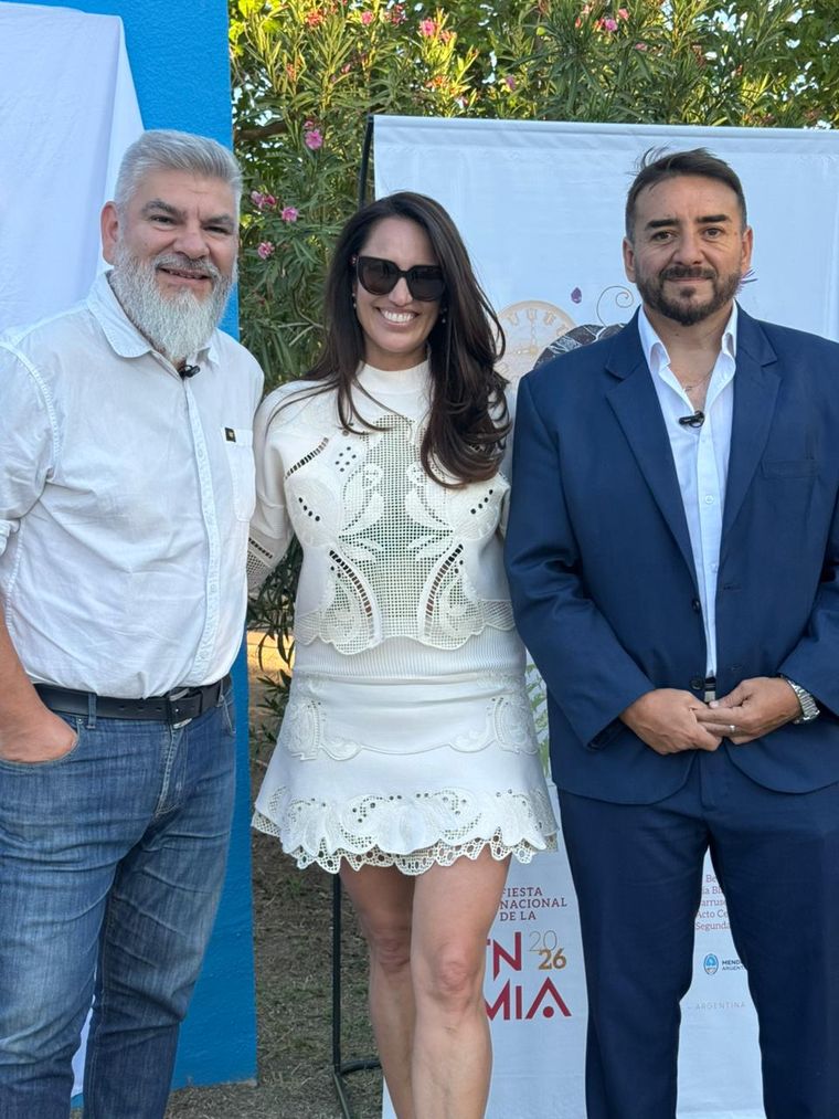 El Subsecretario de Cultura, Diego Gareca, dijo presente. En la foto, con Lorena y el intendente de La Paz, Fernando Ubieta. El Subsecretario de Cultura, Diego Gareca, dijo presente. En la foto, con Lorena y el intendente de La Paz, Fernando Ubieta.