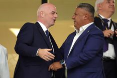 Chiqui Tapia con Infantino, presidente de la FIFA. Foto: EFE