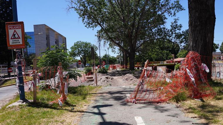 El tramo de la ciclovía que recorre la calle Paraná quedó interrumpido por los trabajos sobre el canal Maure. Los usuarios deben descender a la calzada. El tramo de la ciclovía que recorre la calle Paraná quedó interrumpido por los trabajos sobre el canal Maure. Los usuarios deben descender a la calzada.
