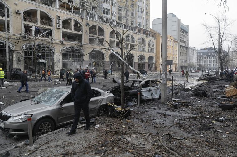 El bombardeo ruso impactó contra edificios de embajadas en Kiev Foto: EFE