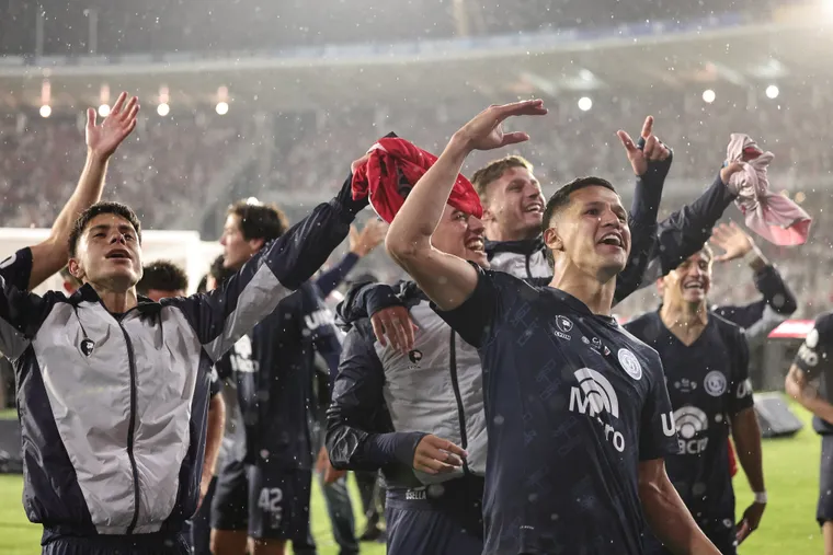 El desahogo de los jugadores de Independiente Rivadavia tras conseguir un logro histórico para el club.