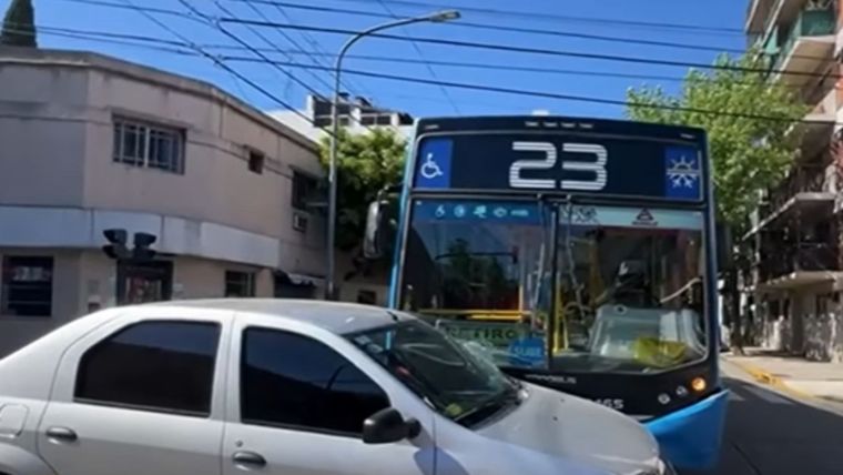 El choque entre el colectivo y el auto.