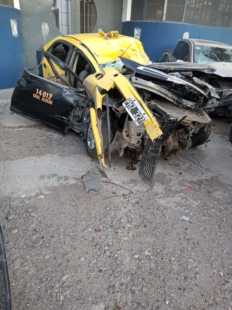 Así quedó el coche del taxista Foto: Gentileza
