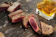 No se trata de beber el whisky mientras se ingiere la carne, sino de utilizarlas de forma previa, en el momento de su elaboración, ya sea para maridar o macerar. Foto: Whisky Advocate - https://mscwordpresscontent.s3.amazonaws.com/wa/wp-content/uploads/2017/10/Steak-and-Whiskey-1600.jpg