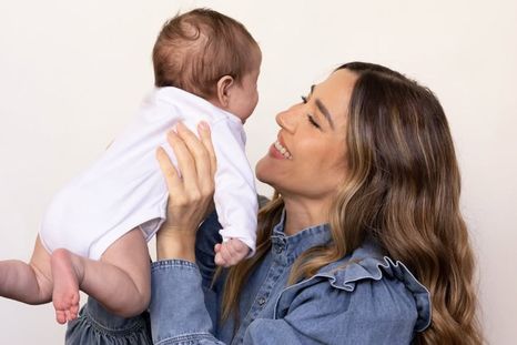 Jimena Barón presentó a Arturo, su segundo hijo, tras seis meses de mantener su identidad protegida. / @jmena