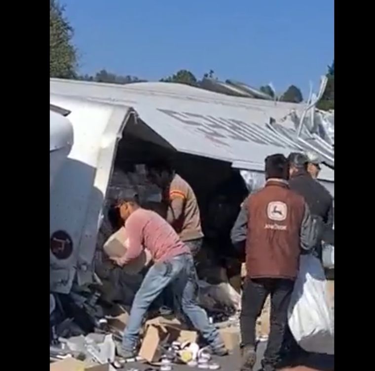 El camión volcó en una curva