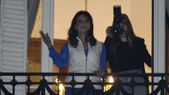 Cristina Fernández de Kirchner desde su balcón de San José 1111. Cristina Fernández de Kirchner desde su balcón de San José 1111.