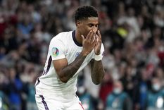 Rashford erró el penal y luego fue agredido por redes sociales. Foto: EFE