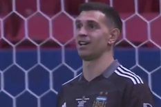 El Dibu volvió loco a sus rivales y causó sensación entre los hinchas Foto: captura de TV El Dibu volvió loco a sus rivales y causó sensación entre los hinchas Foto: captura de TV