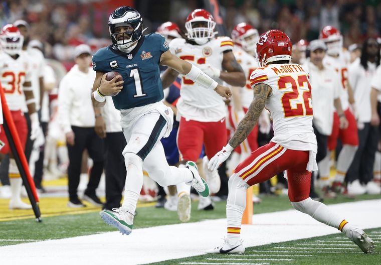 Jalen Hurts, el MVP del Super Bowl es la nueva bestia negra de Mahomes. Foto: EFE