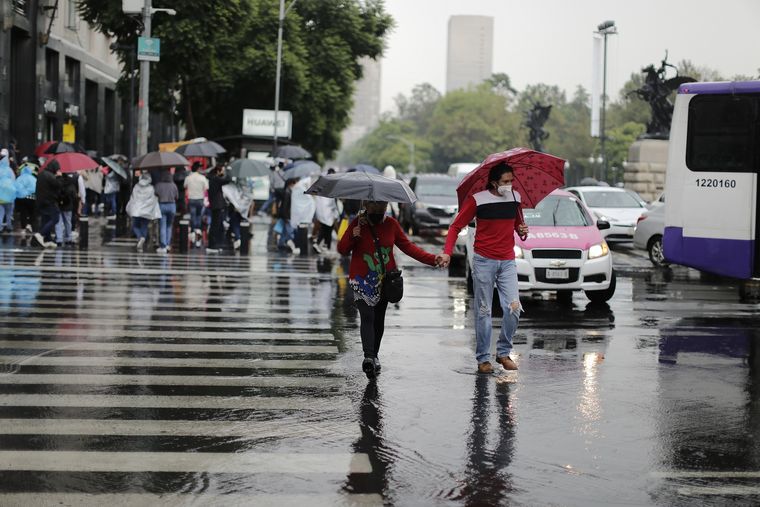 En varias zonas del país, las precipitaciones obligaron a peatones y automovilistas a extremar precauciones ante los encharcamientos y la baja visibilidad. En varias zonas del país, las precipitaciones obligaron a peatones y automovilistas a extremar precauciones ante los encharcamientos y la baja visibilidad.