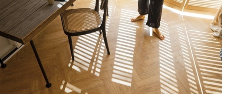 Debemos siempre utilizar una dosis mínima evitando que el piso quede humedo Foto: Shutterstock