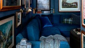 En este caso el azul oscuro aporta tranquilidad y profundidas a este rincón del hogar. Créditos: Jenn Feldman En este caso el azul oscuro aporta tranquilidad y profundidas a este rincón del hogar. Créditos: Jenn Feldman