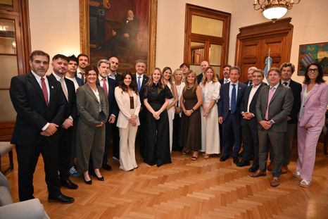 Jorge Macri junto a los nuevos integrantes de la Legislatura porteña Jorge Macri junto a los nuevos integrantes de la Legislatura porteña