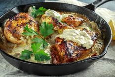 Hacete un plato gourmet con esta receta de supremas de pollo con salsa de champiñones.