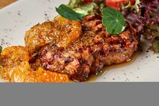 Medallones de cerdo con compota de naranja Una receta exquisita para hacer en pocos minutos. Foto: Shutterstock Medallones de cerdo con compota de naranja Una receta exquisita para hacer en pocos minutos. Foto: Shutterstock