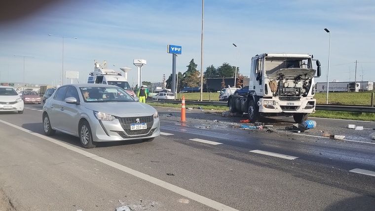 El camión involucrado en el accidente Foto: @gastonjmartinez
