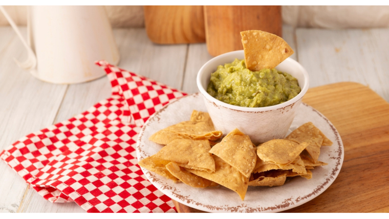 Fiesta en la mesa: receta de guacamole con nachos que enamora.