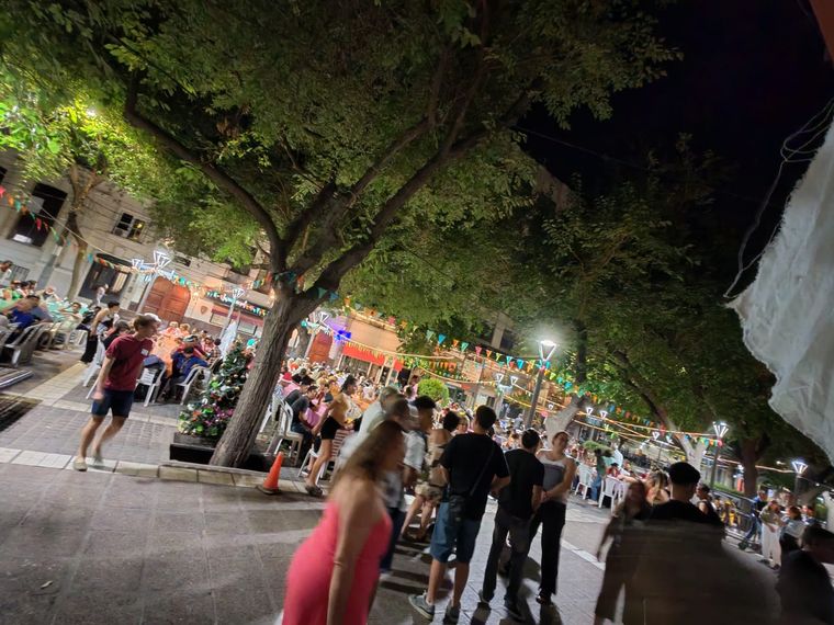 Alrededor de 600 personas compartieron la Navidad en la Calle en plena Peatonal Sarmiento.