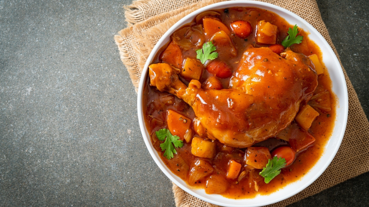 Esta receta es heredera directa de los primeros estofados europeos que viajaron a América con apenas tres ingredientes base. Esta receta es heredera directa de los primeros estofados europeos que viajaron a América con apenas tres ingredientes base.