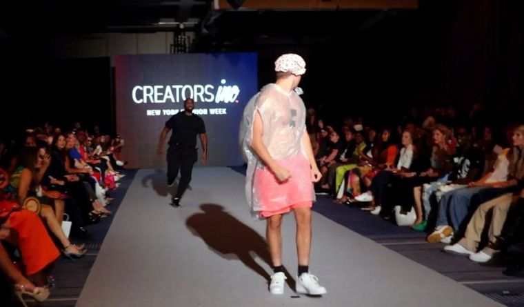 youtuber desfile de moda Nueva York Captura del video, con el youtuber a punto de ser interceptado por un guardia. Foto: Captura de pantalla.