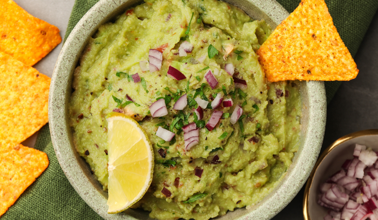 Perfecto para las comidas de verano, guacamole casero Perfecto para las comidas de verano, guacamole casero